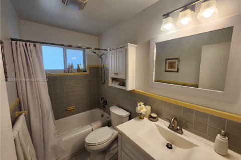 House in Miami, Florida 4 bedrooms, 152.17 sq.m. № 1741426 - photo 14