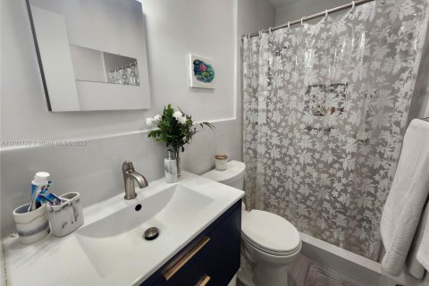 House in Miami, Florida 4 bedrooms, 152.17 sq.m. № 1741426 - photo 9