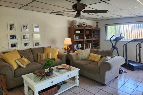 House in Miami, Florida 4 bedrooms, 152.17 sq.m. № 1741426 - photo 16