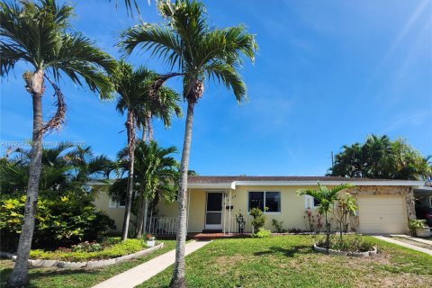 House in Miami, Florida 4 bedrooms, 152.17 sq.m. № 1741426 - photo 1