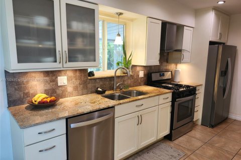 House in Miami, Florida 4 bedrooms, 152.17 sq.m. № 1741426 - photo 4