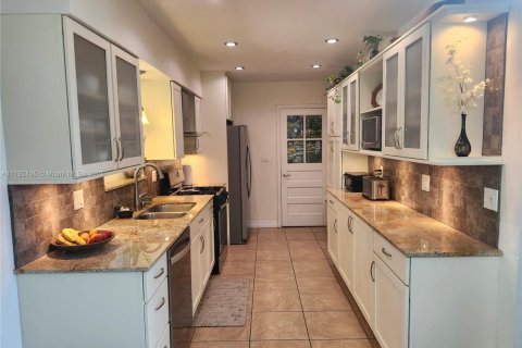 House in Miami, Florida 4 bedrooms, 152.17 sq.m. № 1741426 - photo 5