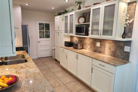 House in Miami, Florida 4 bedrooms, 152.17 sq.m. № 1741426 - photo 6