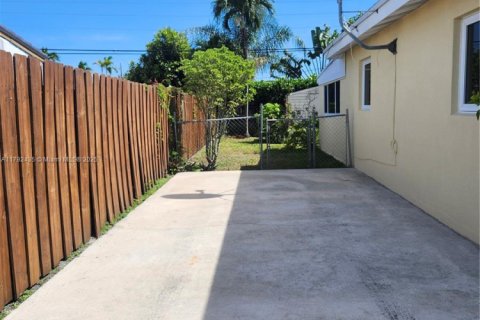 House in Miami, Florida 4 bedrooms, 152.17 sq.m. № 1741426 - photo 21
