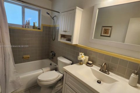 House in Miami, Florida 4 bedrooms, 152.17 sq.m. № 1741426 - photo 15