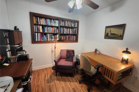 House in Miami, Florida 4 bedrooms, 152.17 sq.m. № 1741426 - photo 12