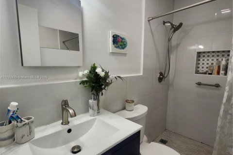 House in Miami, Florida 4 bedrooms, 152.17 sq.m. № 1741426 - photo 8