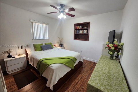 House in Miami, Florida 4 bedrooms, 152.17 sq.m. № 1741426 - photo 10