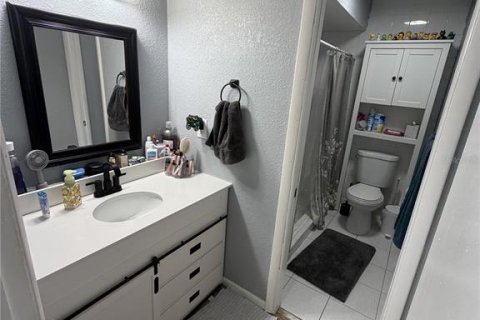 Condo in Temple Terrace, Florida, 2 bedrooms № 2118413 - photo 11