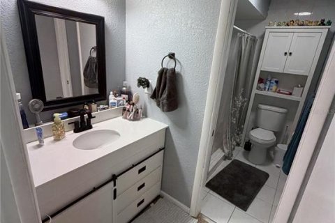 Condo in Temple Terrace, Florida, 2 bedrooms № 2118413 - photo 12