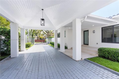 House in Miami, Florida 4 bedrooms, 312.43 sq.m. № 1972258 - photo 2