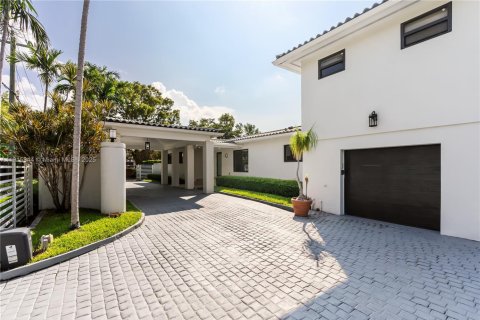 House in Miami, Florida 4 bedrooms, 312.43 sq.m. № 1972258