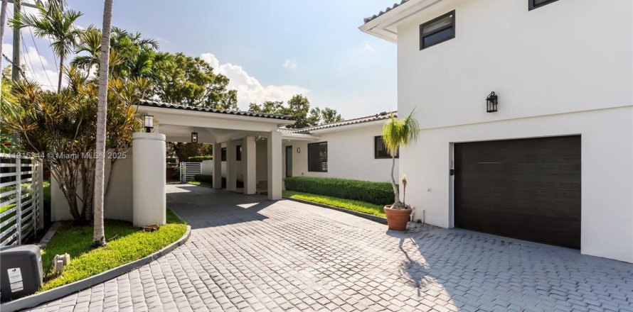 House in Miami, Florida 4 bedrooms, 312.43 sq.m. № 1972258