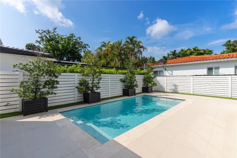 House in Miami, Florida 4 bedrooms, 312.43 sq.m. № 1972258 - photo 23