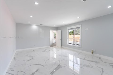 House in Miami, Florida 4 bedrooms, 312.43 sq.m. № 1972258 - photo 19