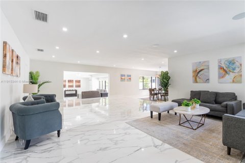 House in Miami, Florida 4 bedrooms, 312.43 sq.m. № 1972258 - photo 3