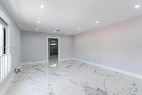 House in Miami, Florida 4 bedrooms, 312.43 sq.m. № 1972258 - photo 18