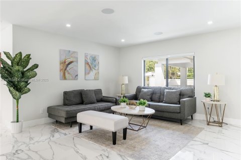 House in Miami, Florida 4 bedrooms, 312.43 sq.m. № 1972258 - photo 4