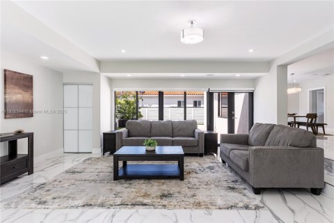 House in Miami, Florida 4 bedrooms, 312.43 sq.m. № 1972258 - photo 7