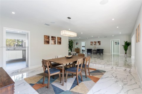 House in Miami, Florida 4 bedrooms, 312.43 sq.m. № 1972258 - photo 6