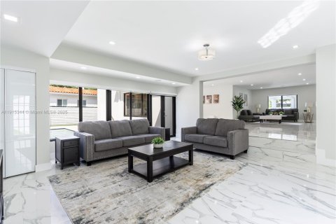 House in Miami, Florida 4 bedrooms, 312.43 sq.m. № 1972258 - photo 8