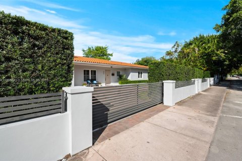 Casa en venta en Coral Gables, Florida, 4 dormitorios, 187.2 m2 № 1950989 - foto 7