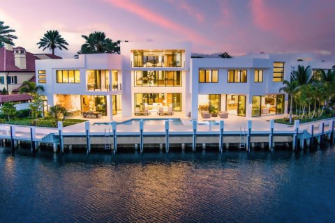 House in Boca Raton, Florida 5 bedrooms, 825.99 sq.m. № 2243906