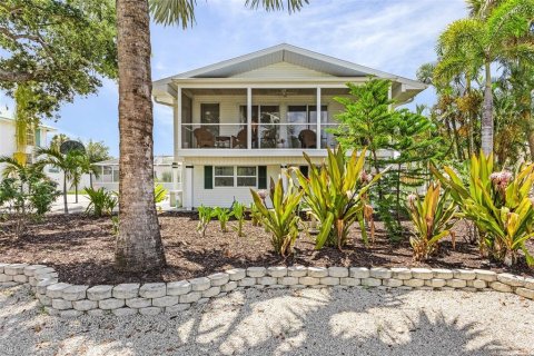 House in Fort Myers Beach, Florida 3 bedrooms, 203.64 sq.m. № 1722503 - photo 1