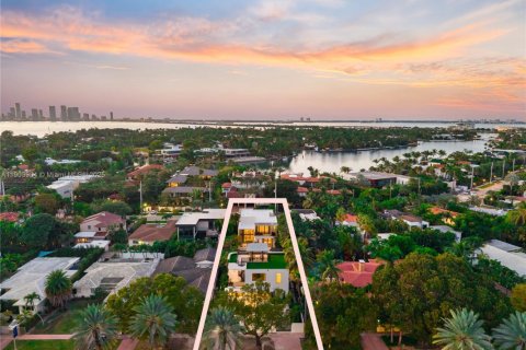 House in Miami Beach, Florida 8 bedrooms, 690.08 sq.m. № 2018356