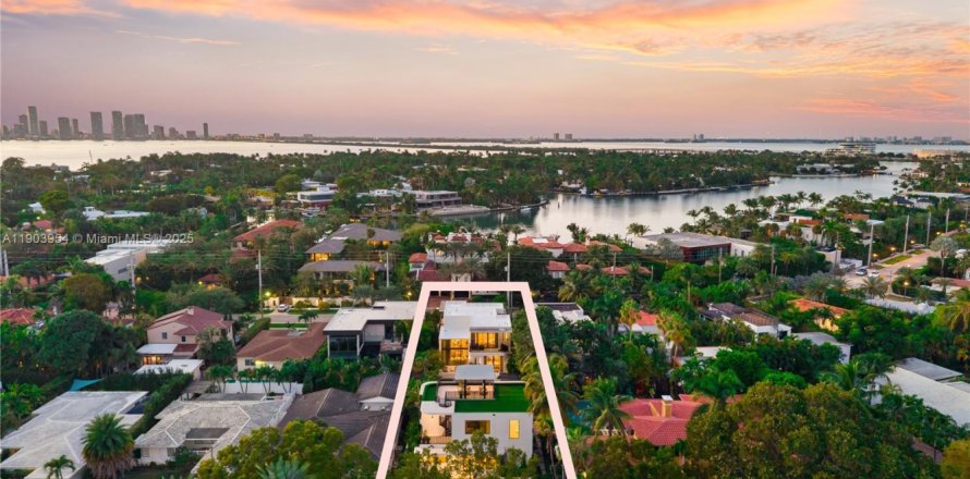 Дом в Майами-Бич, Флорида 8 спален, 690.08м2 № 2018356