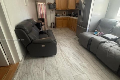 Casa en venta en Miami, Florida, 5 dormitorios, 207.08 m2 № 1800969 - foto 7