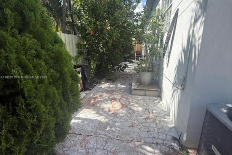 Casa en venta en Miami, Florida, 5 dormitorios, 207.08 m2 № 1800969 - foto 13