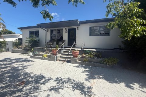Casa en venta en Miami, Florida, 5 dormitorios, 207.08 m2 № 1800969 - foto 1