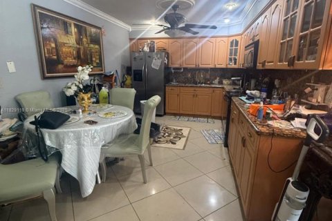 Casa en venta en Miami, Florida, 5 dormitorios, 207.08 m2 № 1800969 - foto 3
