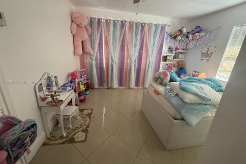 Casa en venta en Miami, Florida, 5 dormitorios, 207.08 m2 № 1800969 - foto 8