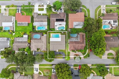 Villa ou maison à vendre à Pembroke Pines, Floride: 4 chambres, 234.58 m2 № 1930028 - photo 1