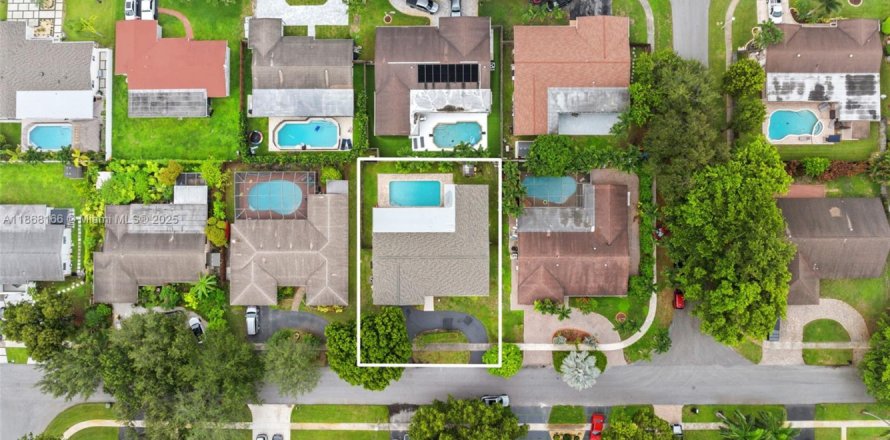Villa ou maison à Pembroke Pines, Floride 4 chambres, 234.58 m2 № 1930028