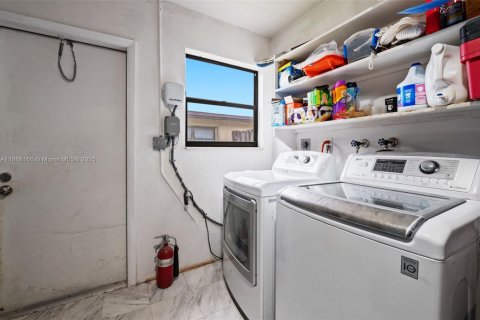 Villa ou maison à vendre à Pembroke Pines, Floride: 4 chambres, 234.58 m2 № 1930028 - photo 22