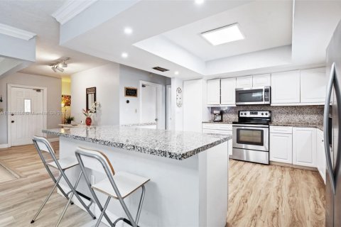 Villa ou maison à vendre à Pembroke Pines, Floride: 4 chambres, 234.58 m2 № 1930028 - photo 4