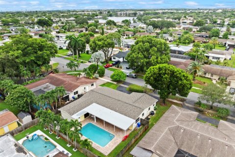 Villa ou maison à vendre à Pembroke Pines, Floride: 4 chambres, 234.58 m2 № 1930028 - photo 29
