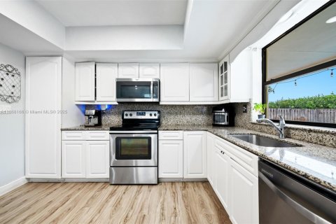 Villa ou maison à vendre à Pembroke Pines, Floride: 4 chambres, 234.58 m2 № 1930028 - photo 6