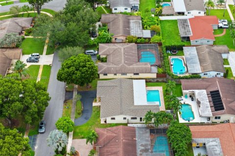 Villa ou maison à vendre à Pembroke Pines, Floride: 4 chambres, 234.58 m2 № 1930028 - photo 28