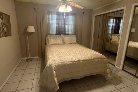 House in Tampa, Florida 3 bedrooms, 170.01 sq.m. № 2151442 - photo 17