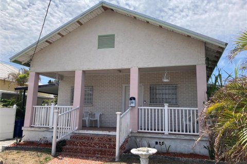 House in Tampa, Florida 3 bedrooms, 170.01 sq.m. № 2151442