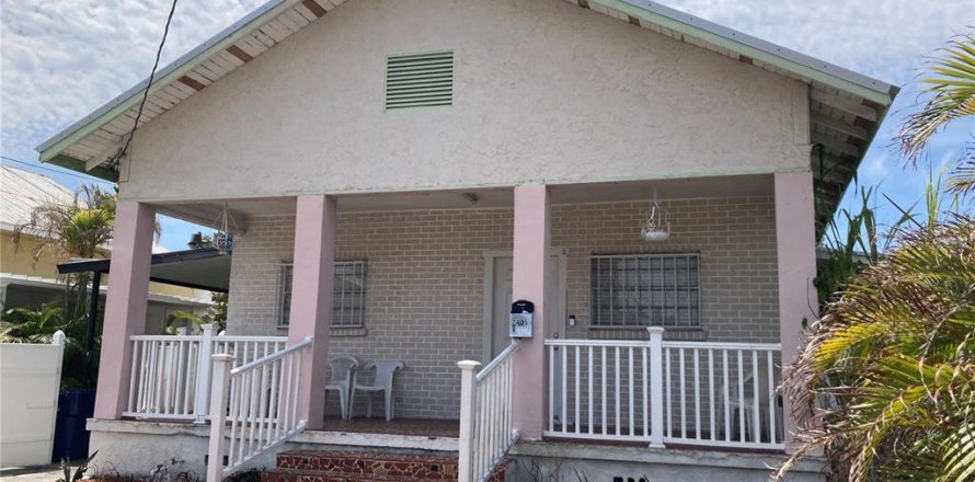 House in Tampa, Florida 3 bedrooms, 170.01 sq.m. № 2151442