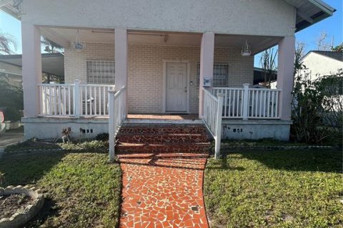 House in Tampa, Florida 3 bedrooms, 170.01 sq.m. № 2151442 - photo 2