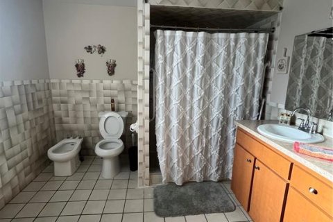 House in Tampa, Florida 3 bedrooms, 170.01 sq.m. № 2151442 - photo 15