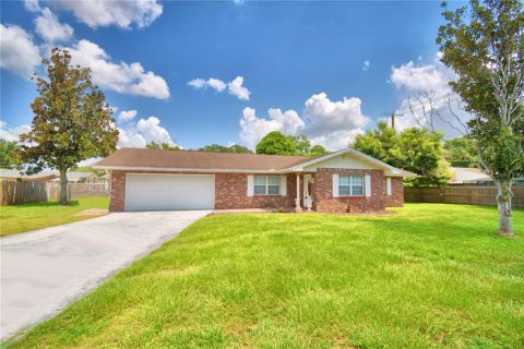 House in Auburndale, Florida 3 bedrooms, 175.77 sq.m. № 2306250