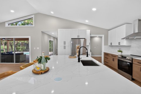 House in Palm City, Florida 5 bedrooms, 324.88 sq.m. № 2249970 - photo 2
