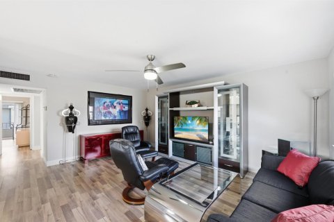 Condo in Delray Beach, Florida, 2 bedrooms № 2246265 - photo 5